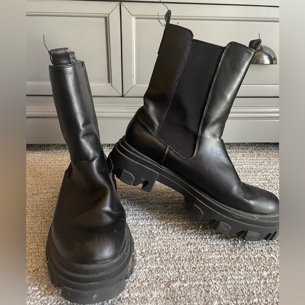 Black Chelsea Lugged Sole Boots 🖤